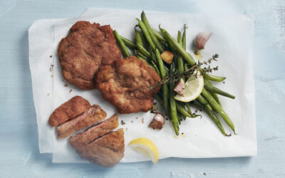Knusprige_Lammschnitzel_mit_gruenem_Bohnensalat_und_Zitrus_1920x1280px_quer
