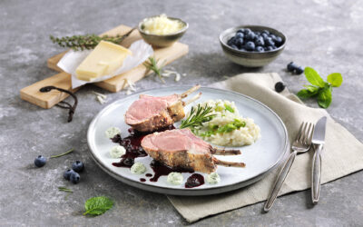 Lammkarree_mit_Spargelrisotto_Minzcreme_und_Blaubeersauce_1920x1280px